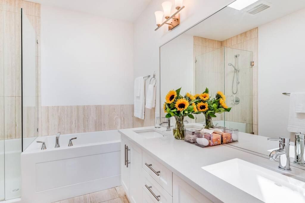 Cedar Hill Sunlit Stay - Bright Spacious & Modern Victoria Exteriör bild